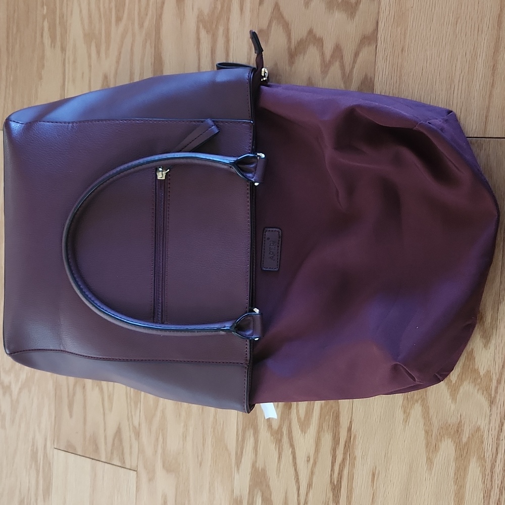 Elegant WineTote with Bow Detail - Picture 9 of 17
